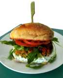 Hamburguesa de salmón con salsa tzatziki