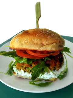 Una foto de Hamburguesa de salmón con salsa tzatziki