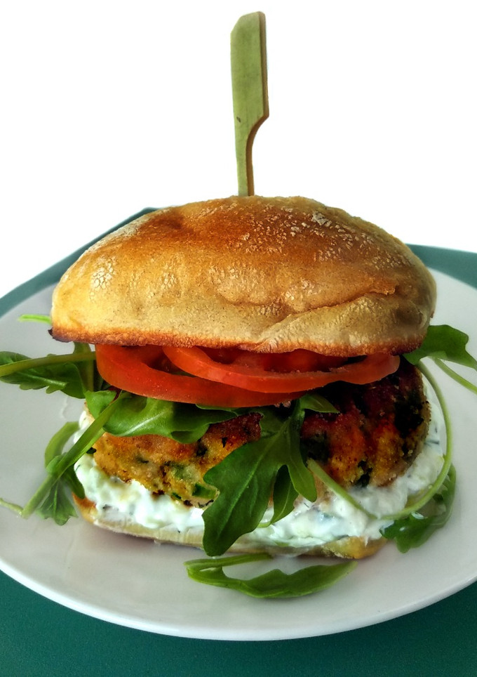 Una foto de Hamburguesa de salmón con salsa tzatziki