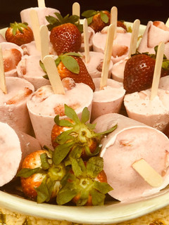 Una foto de Paletas de Fresas con Crema