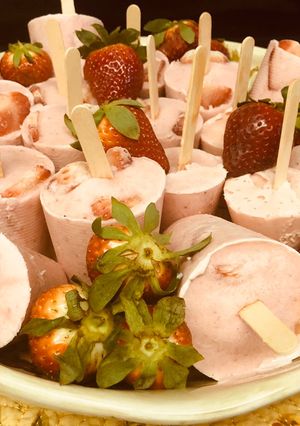 Una foto de Paletas de Fresas con Crema