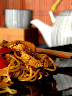 Una foto de Wok de Noodles con verdura y pollo