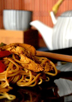 Una foto de Wok de Noodles con verdura y pollo