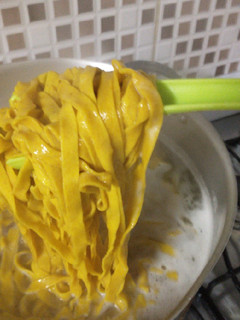 Una foto de Fideos caseros de cúrcuma