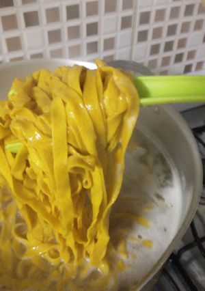 Una foto de Fideos caseros de cúrcuma