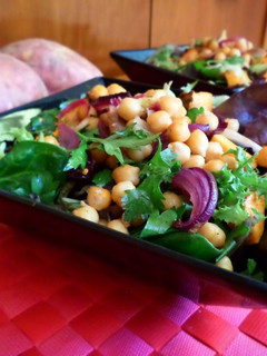 Una foto de Ensalada de boniato y garbanzos