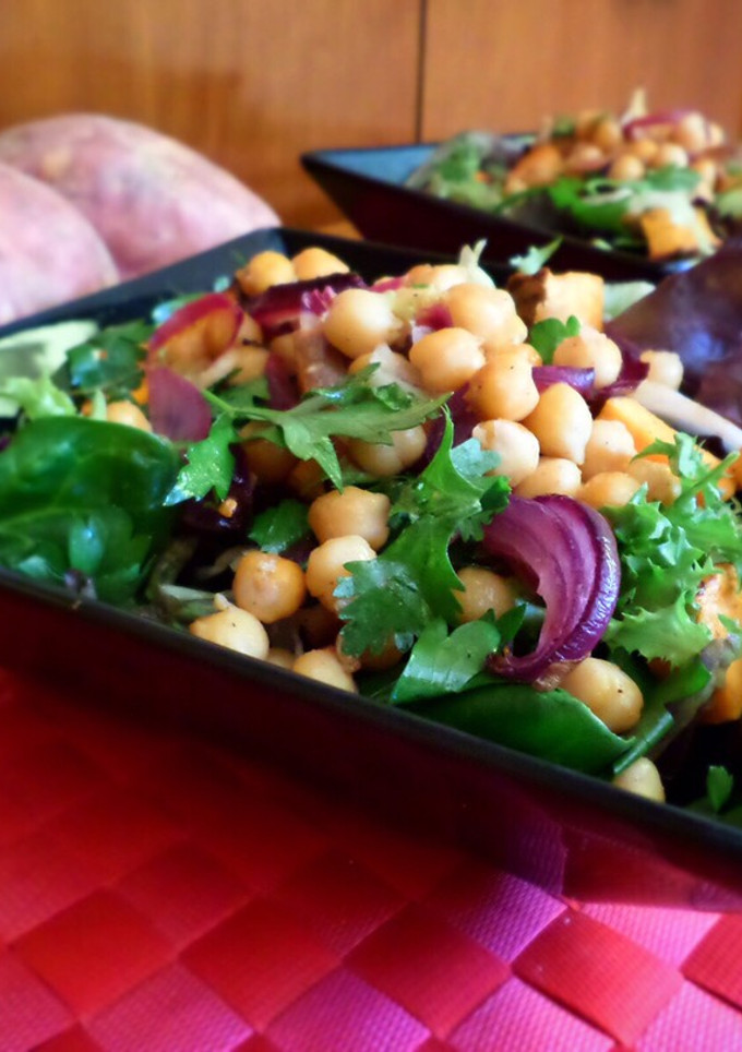 Una foto de Ensalada de boniato y garbanzos
