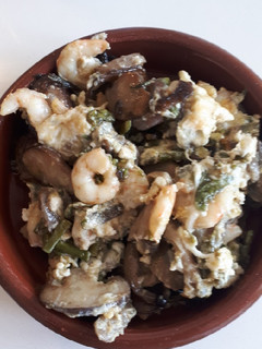 Una foto de Revuelto de setas y gambas😋😊