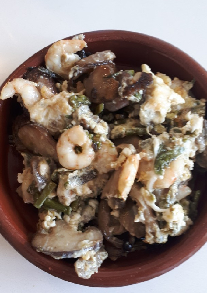 Una foto de Revuelto de setas y gambas😋😊