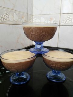 Una foto de Vasitos de chocolate negro con turrón de cacahuete