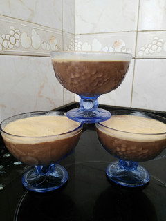 Una foto de Vasitos de chocolate negro con turrón de cacahuete