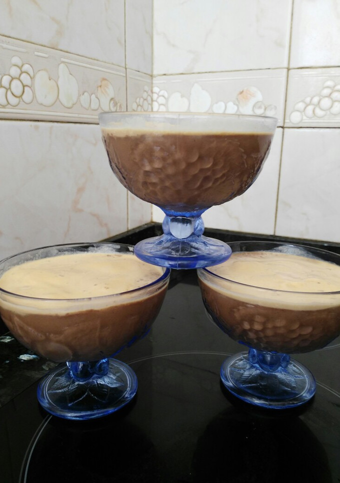 Una foto de Vasitos de chocolate negro con turrón de cacahuete
