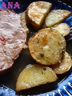 Una foto de Bondiola de cerdo mechada con papas al horno