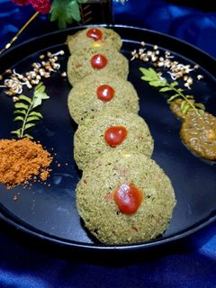 साबुत मूंग और सूजी की इडली (Sabut moong aur suji ki idli recipe in Hindi) रेसिपी मुख्य फोटो