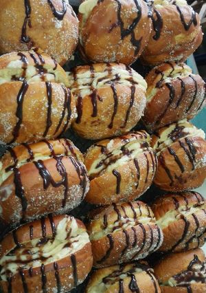 Una foto de Bombitas fritas rellenas con crema pastelera