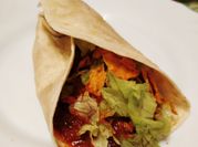 Una foto de burritos con lechuga
