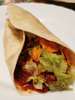 Una foto de Burrito de carne y frijoles con salchichas