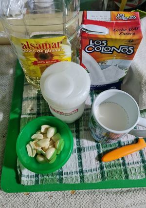 Una foto de Ajonesa o salsa de ajo sin huevo al estilo árabe para shawarmas