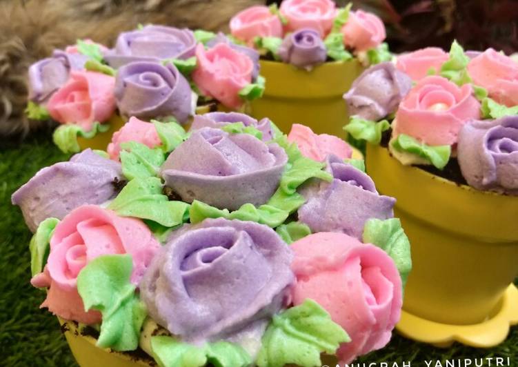 Langkah Mudah untuk Menyiapkan Flower pot cake yang Enak Banget