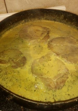 Una foto de Bondiola de cerdo con crema al curry y limón al disco