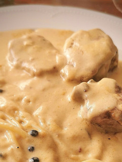 Una foto de Solomillo encebollado a la crema de queso "Castello" trufado
