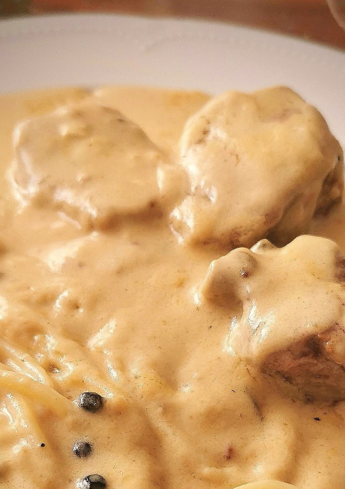 Una foto de Solomillo encebollado a la crema de queso "Castello" trufado