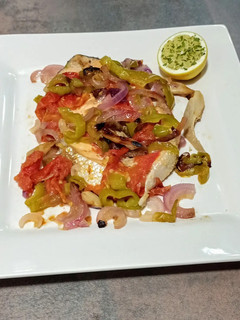 Una foto de Salmón con verduras en papillote