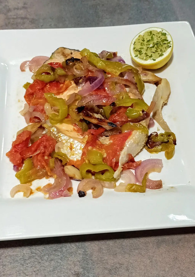 Una foto de Salmón con verduras en papillote