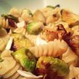 Pasta con coles de Bruselas y queso de cabra