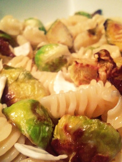 Una foto de Pasta con coles de Bruselas y queso de cabra