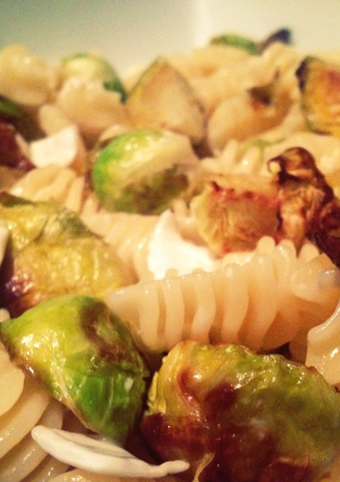Una foto de Pasta con coles de Bruselas y queso de cabra