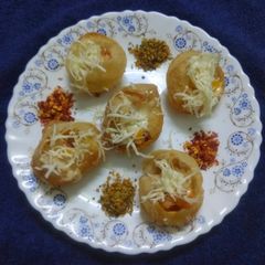 A picture of Pizza panipuri.