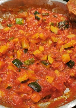 Une photo de Sauce tomate aux courgettes et panais au piment d Espelette