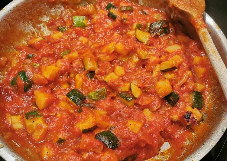 Comment Préparer Les Sauce tomate aux courgettes et panais au piment d Espelette