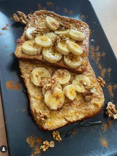 Une photo de French toasts de pain perdu, beurre de cacahuète et banane