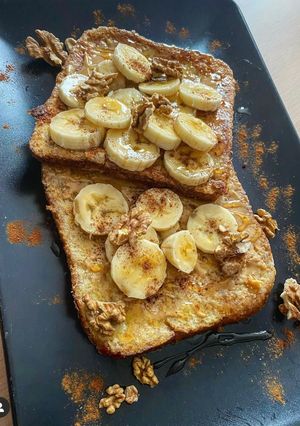 Une photo de French toasts de pain perdu, beurre de cacahuète et banane