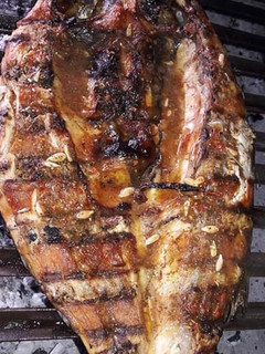 Una foto de Asado a la parrilla de boga simple y bien dorada