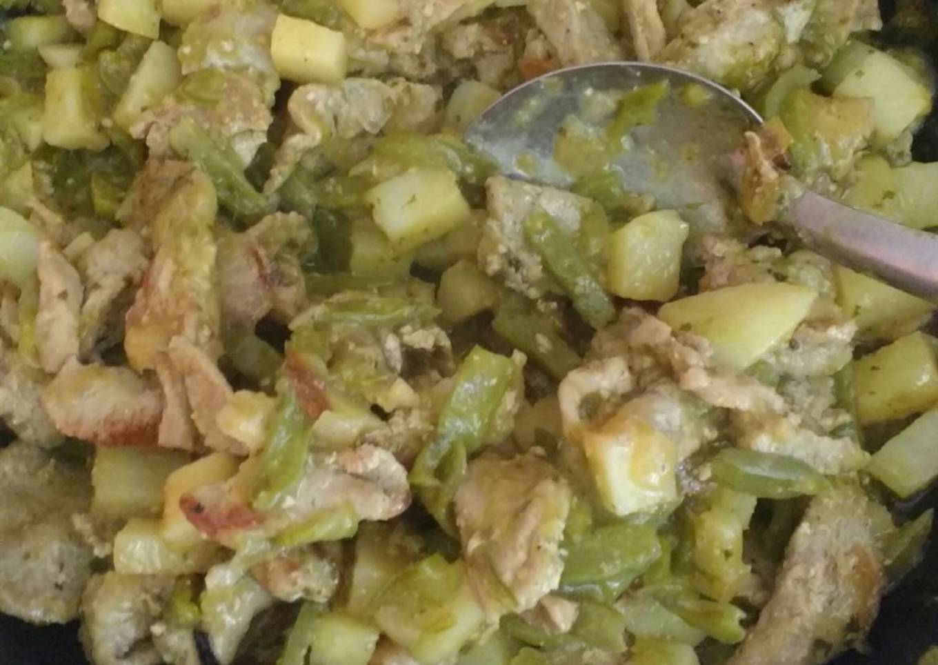 Bistec c/ papa y nopal en salsita verde