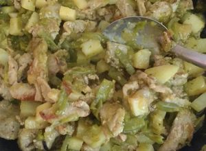 Una foto de Bistec c/ papa y nopal en salsita verde