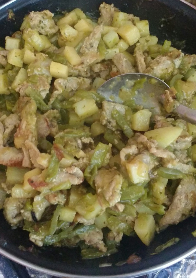 Una foto de Bistec c/ papa y nopal en salsita verde