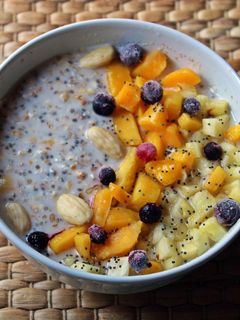 Una foto de Avena reposada con semillas y fruta