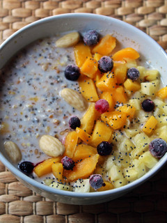 Una foto de Avena reposada con semillas y fruta