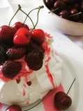 Pavlova di ciliegie e panna aromatizzata alla vaniglia