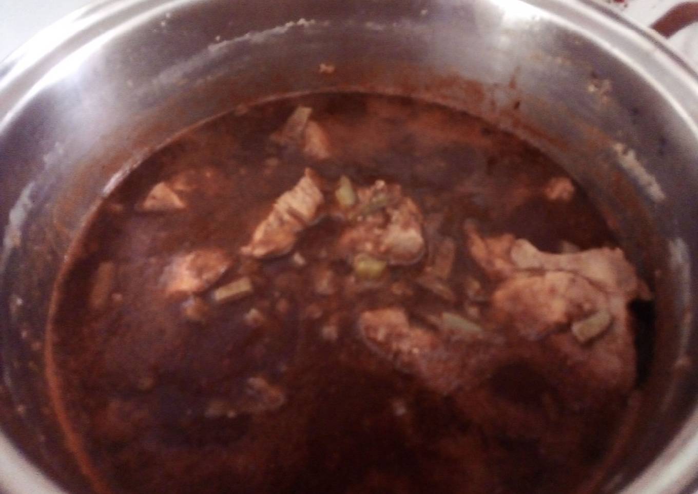 Carne de puerco en pasilla con nopales