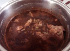 Una foto de Carne de puerco en pasilla con nopales