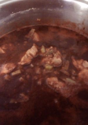 Una foto de Carne de puerco en pasilla con nopales