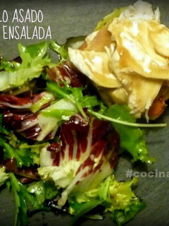 Una foto de Sobras de Pollo asado con patatas y ensalada