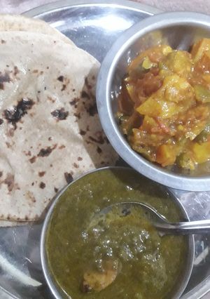 आलू पालक की सब्जी (aloo palak ki sabzi recipe in Hindi) रेसिपी मुख्य फोटो