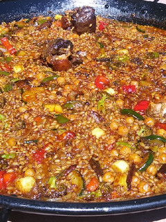 Una foto de Paella de rabo de toro y verduras