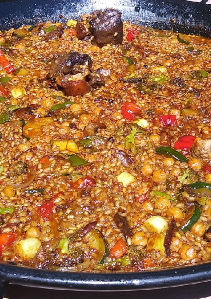 Una foto de Paella de rabo de toro y verduras